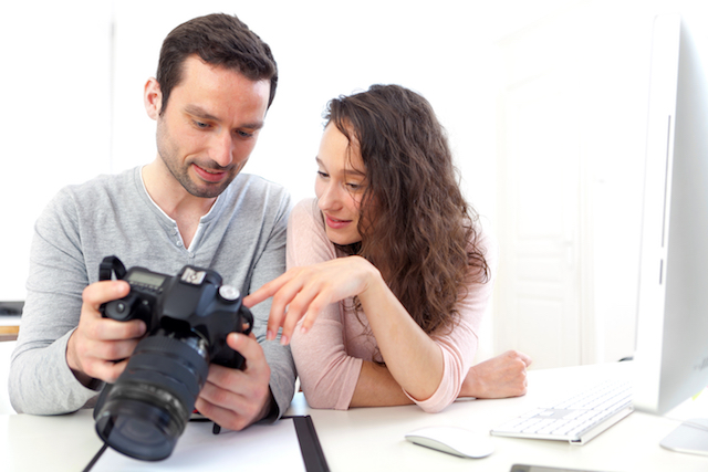 View of a Photographer show results to his model